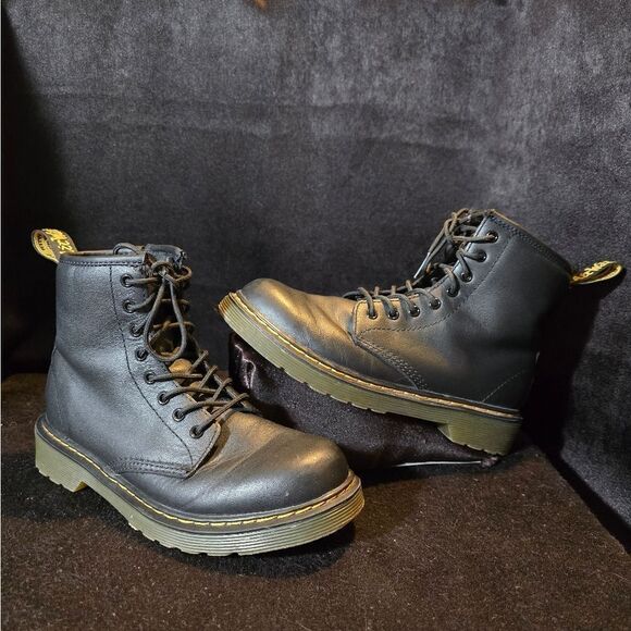 Dr. Martens boys size 3 - Picture 1 of 10